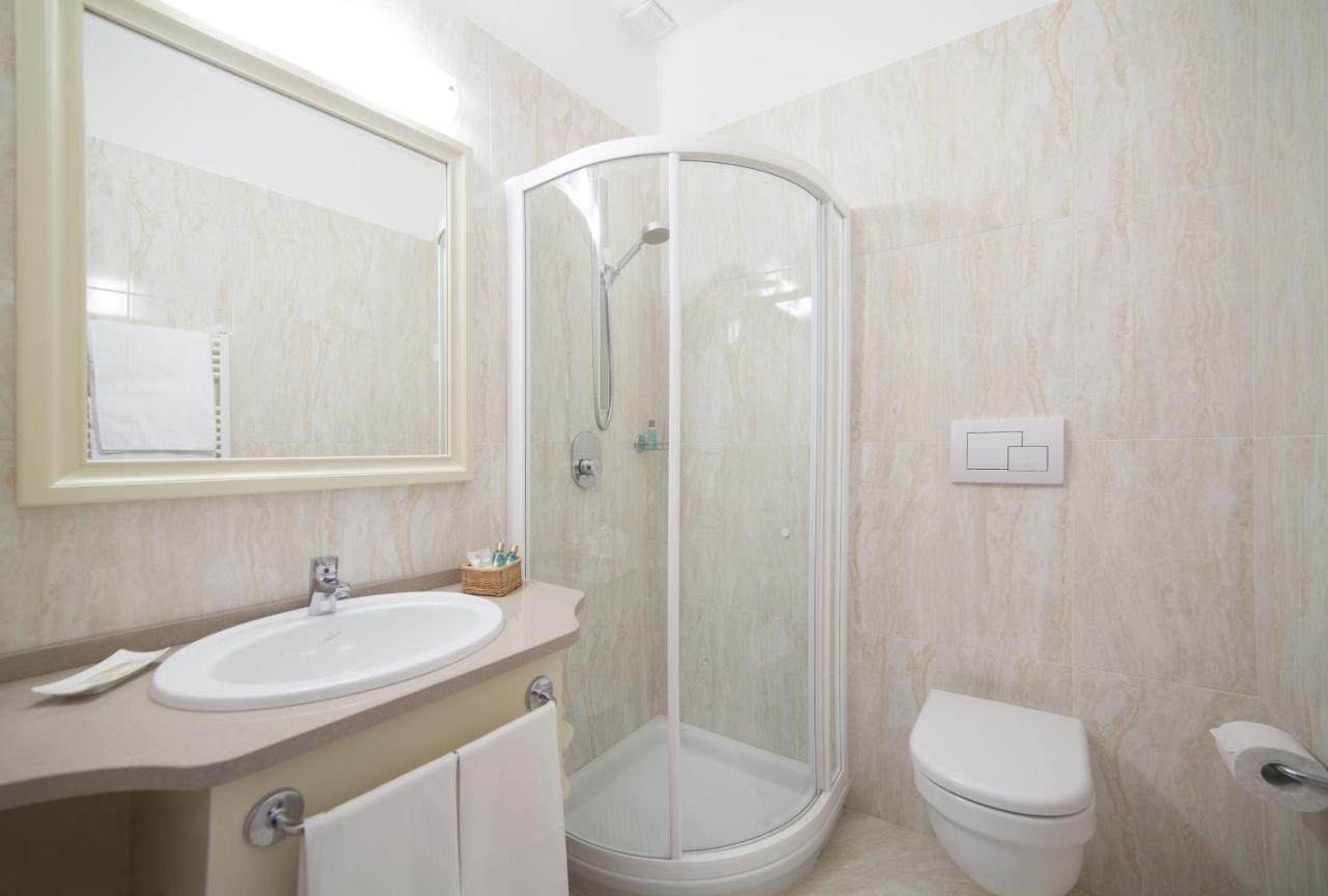 Double Room with Balcony and Lake View