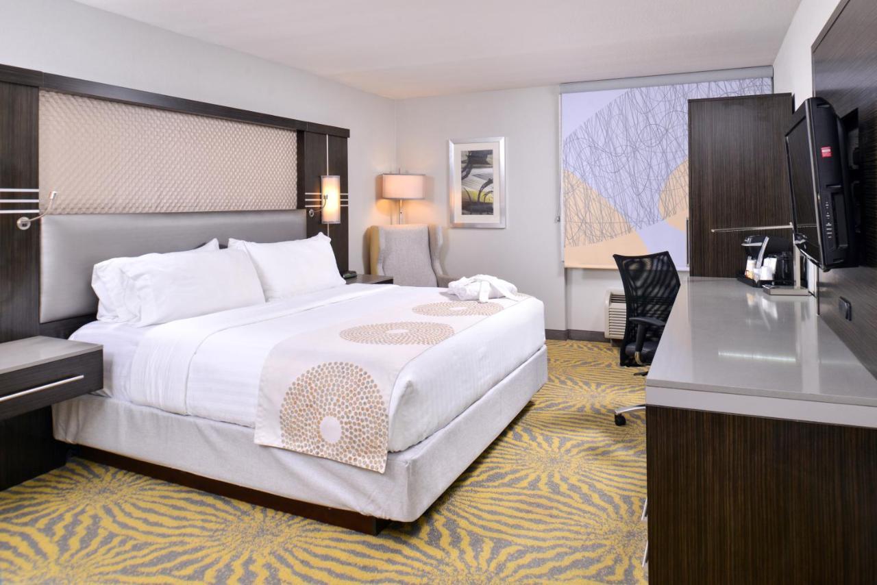 Standard King Room with Mobility Accessible Tub,970157935:JPEG