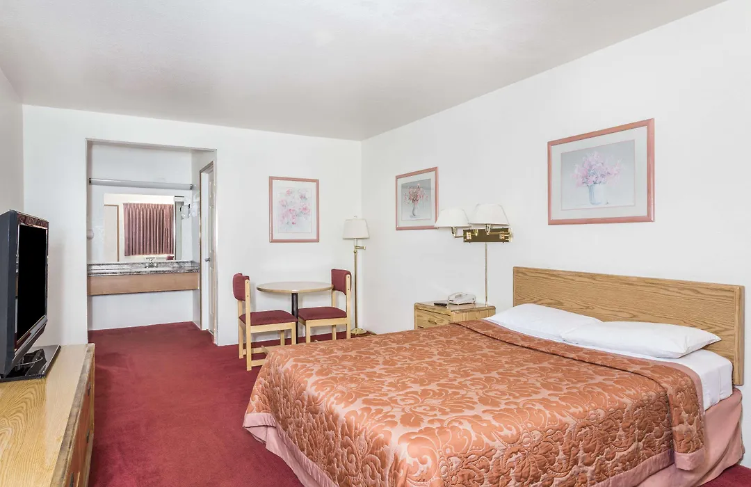 Super 8 By Wyndham Phoenix Metro North-1