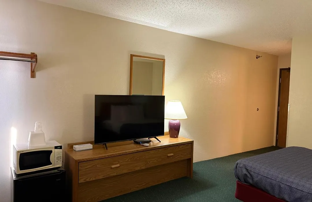 Cassville Four Seasons Inn & Suites-1