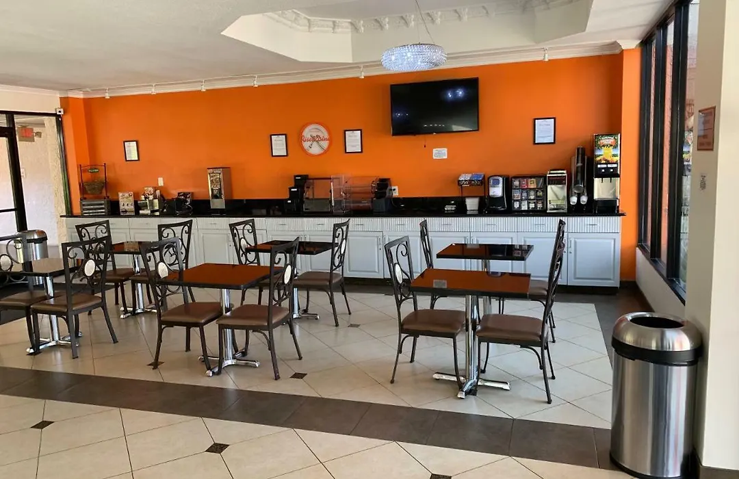 Howard Johnson By Wyndham Reseda Hotel & Suites-1