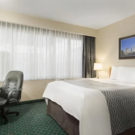 Travelodge By Wyndham Winnipeg East-2