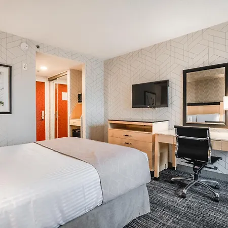 Monte Carlo Inn Barrie - Newly Renovated-3
