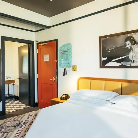 Dew Drop Inn Hotel & Lounge-3