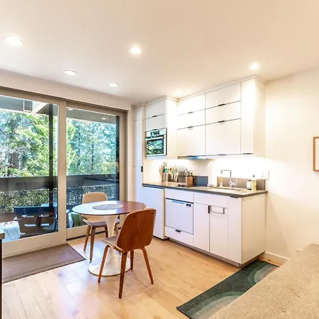 Modern Hotel-Style Studio - Timber Creek Lodge #210-3