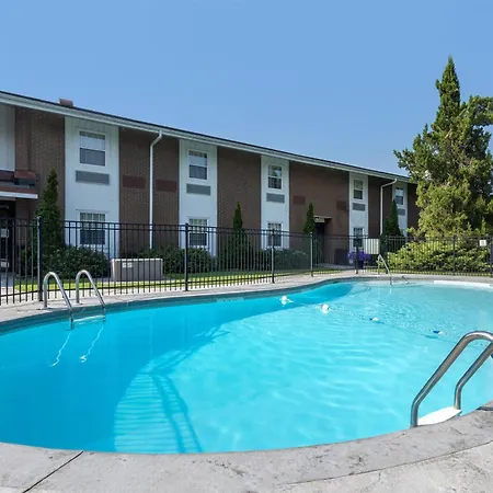 Best Western Parkway Inn & Conference Centre-3