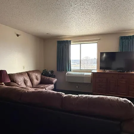 Cassville Four Seasons Inn & Suites-2
