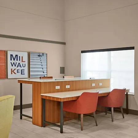 Holiday Inn Express Hotel & Suites Milwaukee Airport By Ihg-2