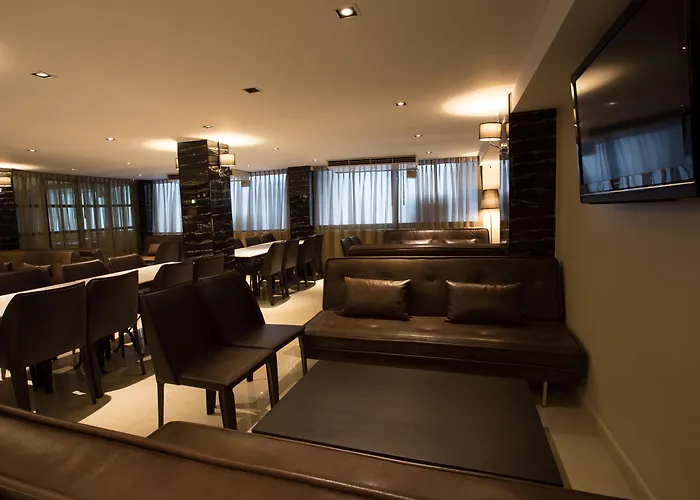 Motel: First House Hotel