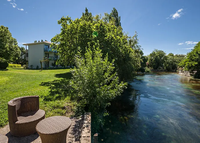 Hôtel accueillant les animaux: Domaine de la Petite Isle - Luberon