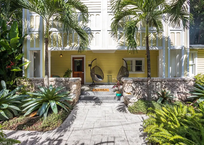 Miami River Inn By Renzzi