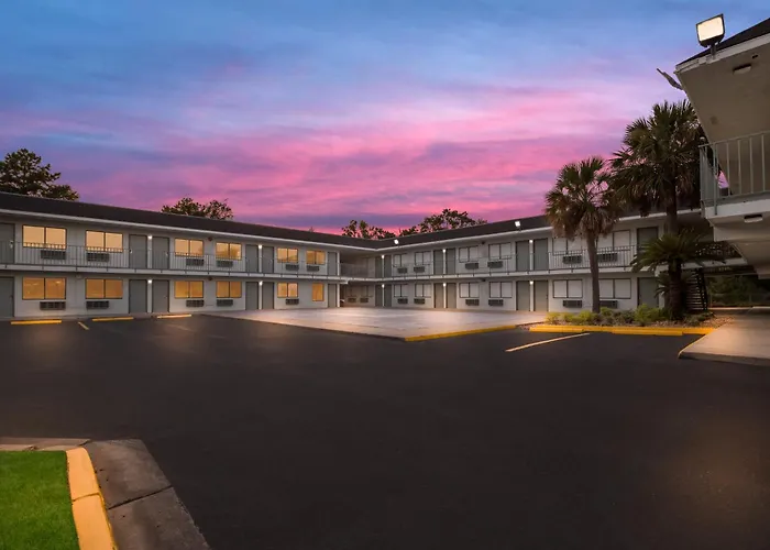 Motel: Hometowne Studios By Red Roof Orange, Tx