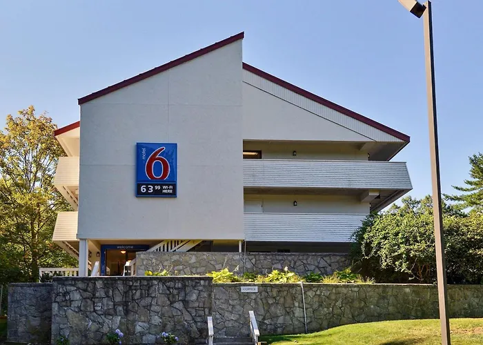 Hotel near College: Motel 6-Nashua, Nh - South