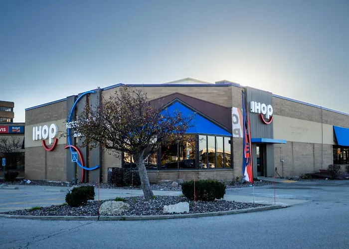 Cheap hotel: Holiday Inn Brookfield - Milwaukee By Ihg