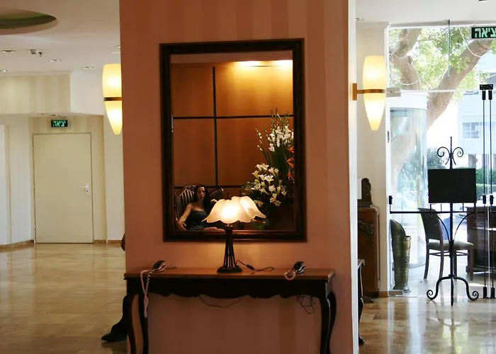 Seasons -Studio & Suite
