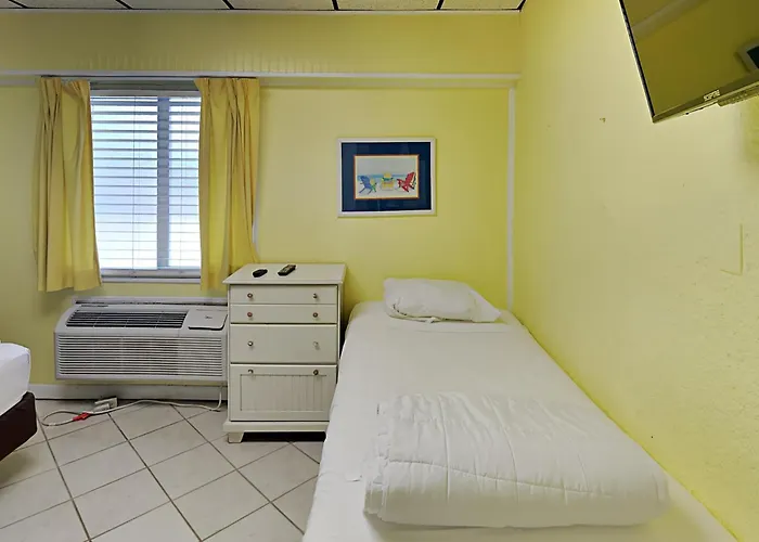 Hotel near College: Continental Condominiums