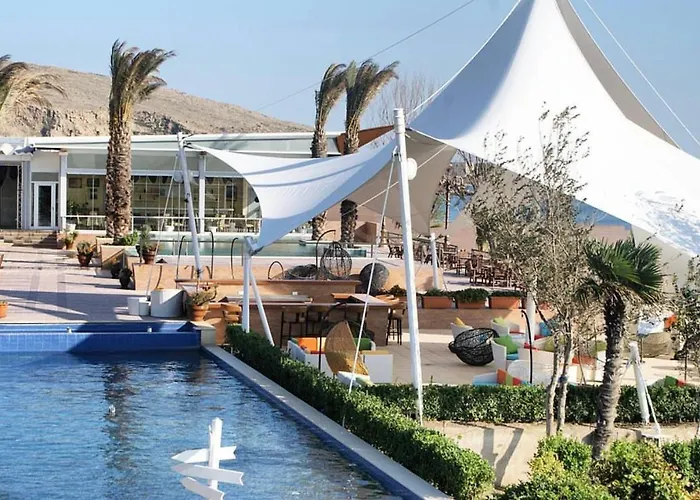 Ping Pong hotel: The Crescent Beach Hotel