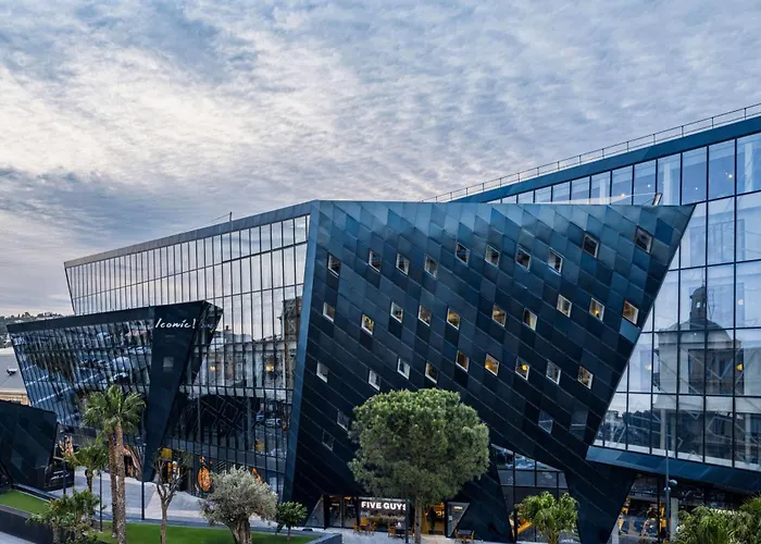 Pet Friendly hotel: Doubletree By Hilton Nice Centre Iconic