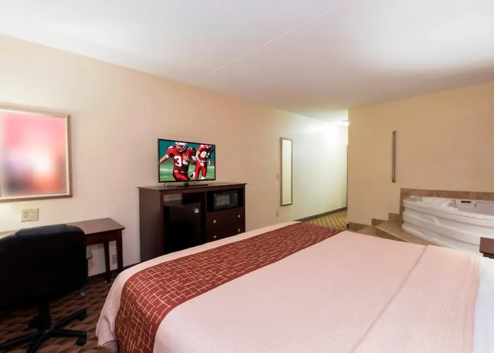 Hotel near College: Red Roof Inn & Suites Cincinnati North-Mason