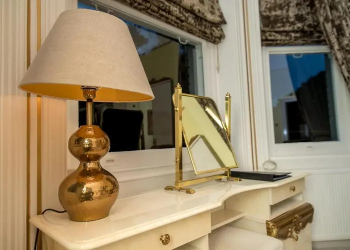 Luxury hotel only: Derby Manor