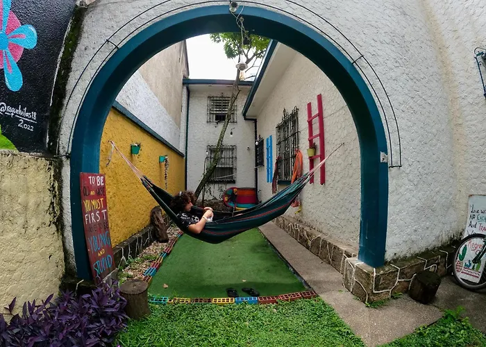 Albergue: The Pelican Larry Hostel