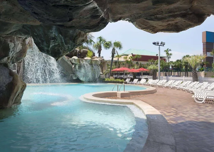 Motel: Days Inn By Wyndham Panama City Beach Beachfront Resort