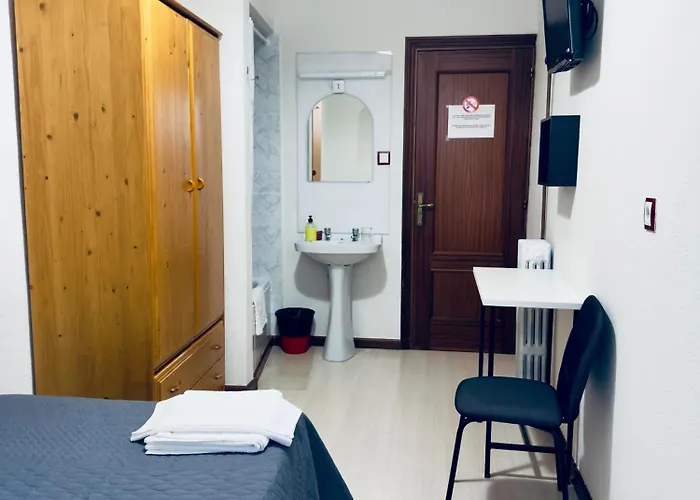  Hostal Conde De Alba