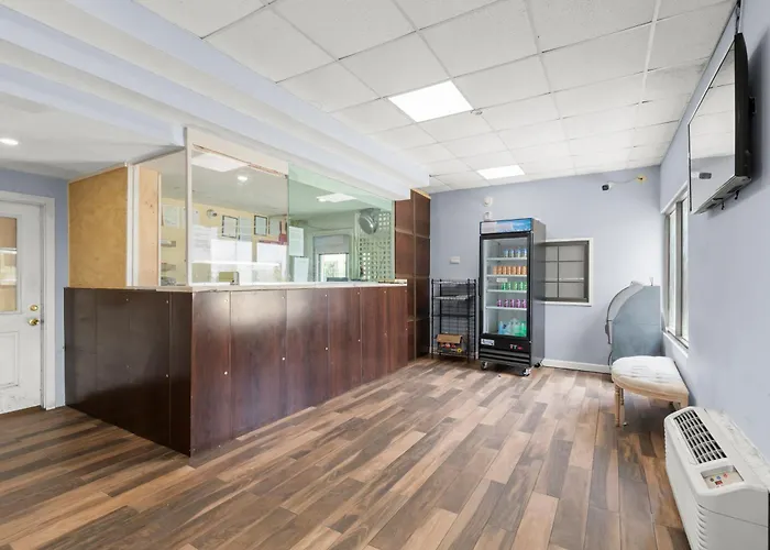 Motel: Travel Inn & Suites
