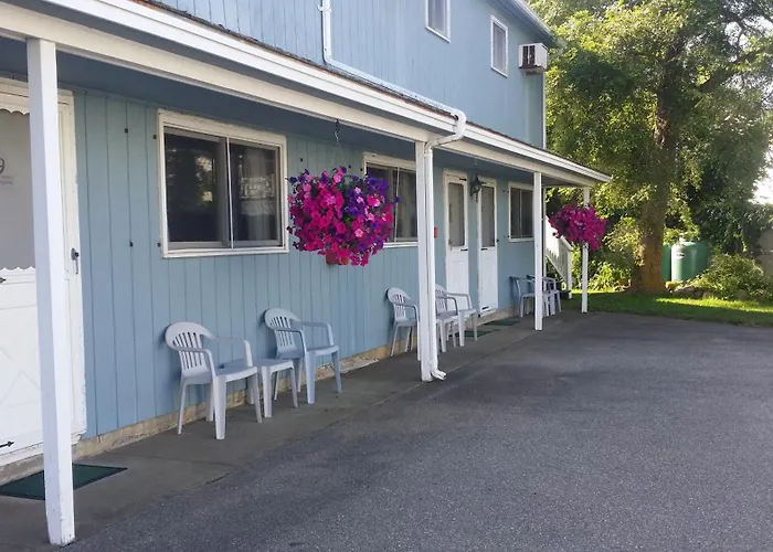 Motel: Inn Between The Beaches & Villager