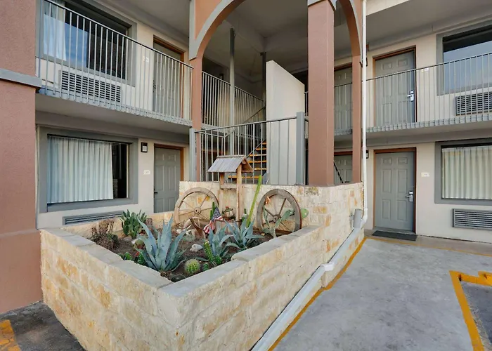 Motel: Super 8 By Wyndham San Antonio Pearl District Downtown