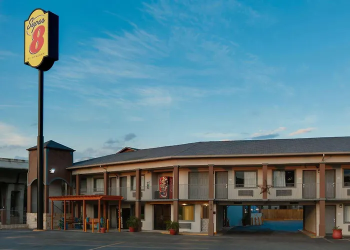 Motel: Super 8 By Wyndham San Antonio Pearl District Downtown
