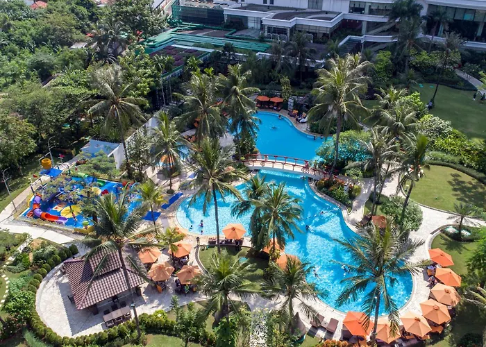 Hotel with Tennis: Shangri-La Jakarta