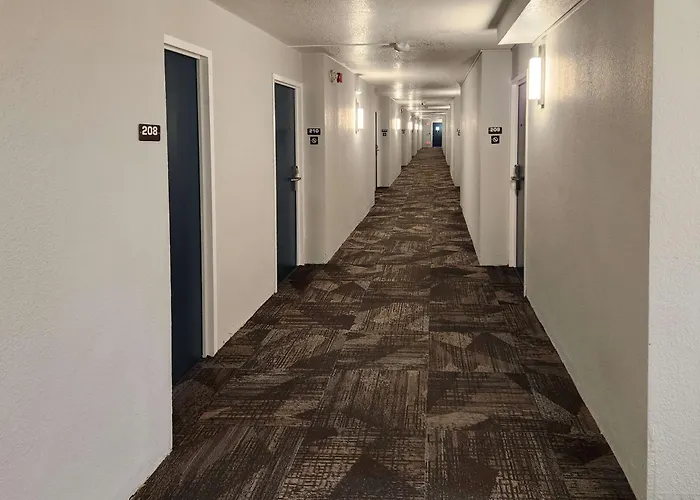Motel 6-, Ne - Airport