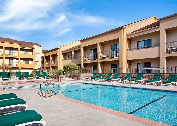 Hotel near College: Courtyard Sacramento Rancho Cordova