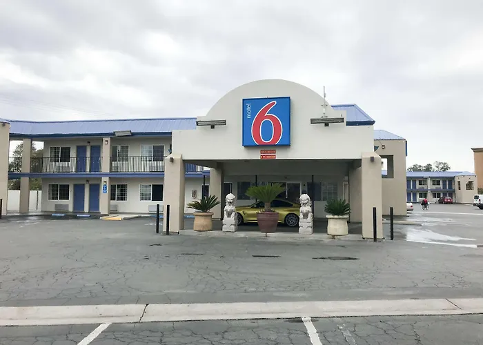 Cheap hotel: Motel 6-Visalia, Ca