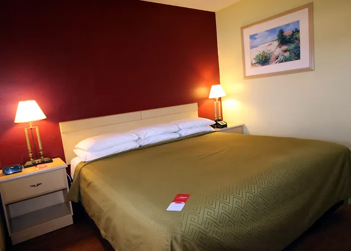 Econo Lodge Inn & Suites Maingate Central