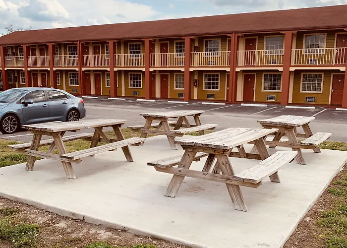 Econo Lodge Inn & Suites Maingate Central