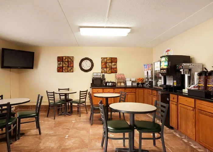 Motel: Super 8 By Wyndham West Fargo Main Ave Nd