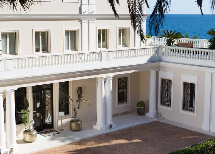 Luxury hotel only: Hotel Cap Estel