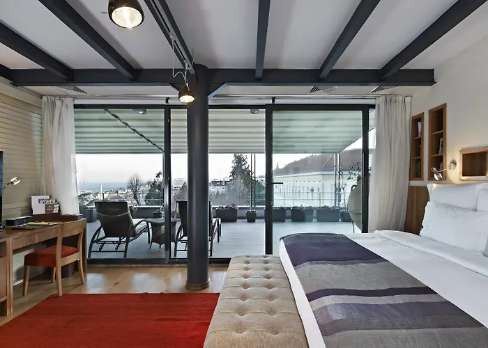 5 star hotel: Tomtom Suites