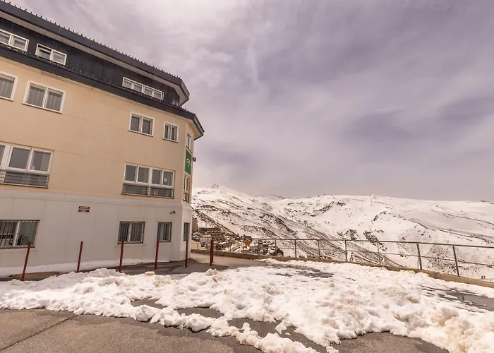 Hotel cerca del colegio: Albergue Inturjoven Sierra Nevada