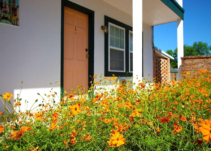Peach Tree Inn & Suites