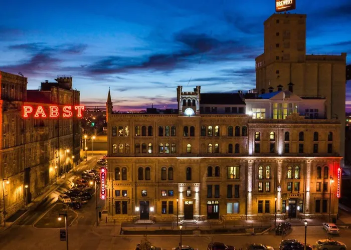 Hotel near College: Brewhouse Inn And Suites