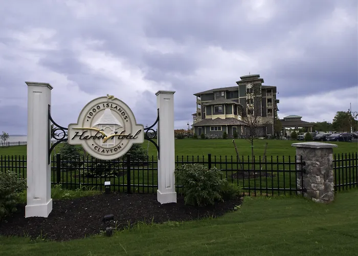 Pet Friendly hotel: 1000 Islands Harbor Hotel