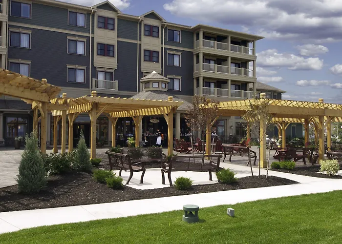 Pet Friendly hotel: 1000 Islands Harbor Hotel