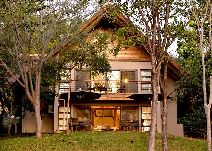 5 star hotel: Victoria Falls Safari Suites