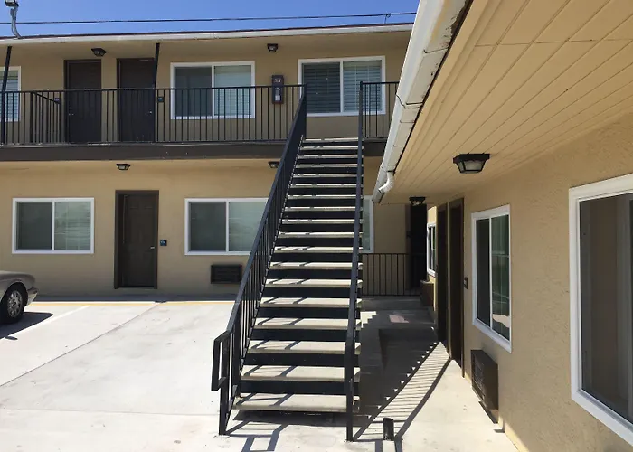 Motel: Ace Budget Motel
