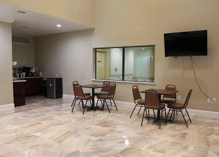 Motel: Express Inn And Suites
