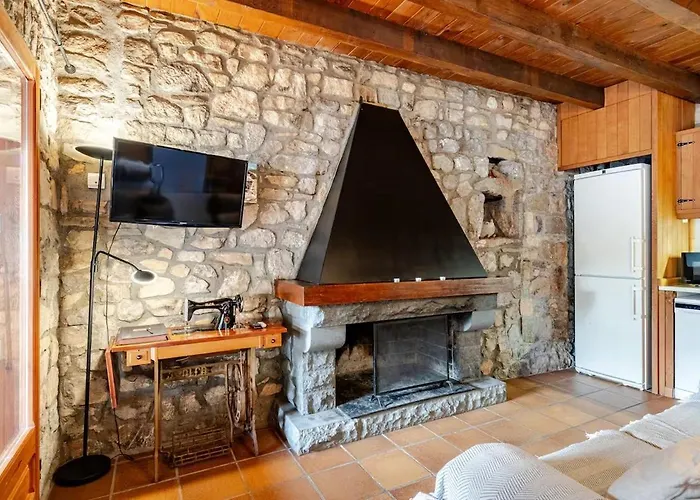El Vilarot. La Casa De Piedra En La Naturaleza.