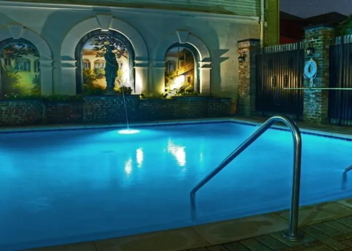 Cheap hotel: Club Wyndham Avenue Plaza